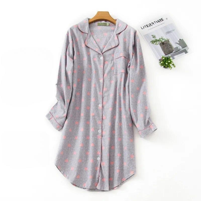 Chemise de nuit grise à coeur rose