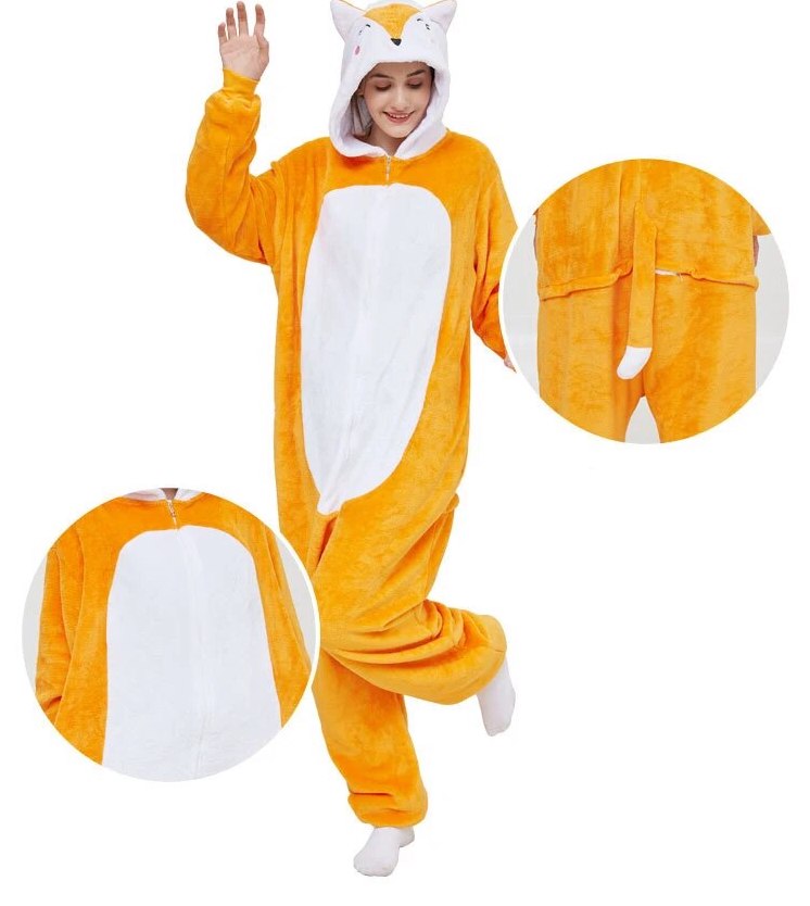 femme qui porte une combinaison pyjama renard à capuche sur fond blanc