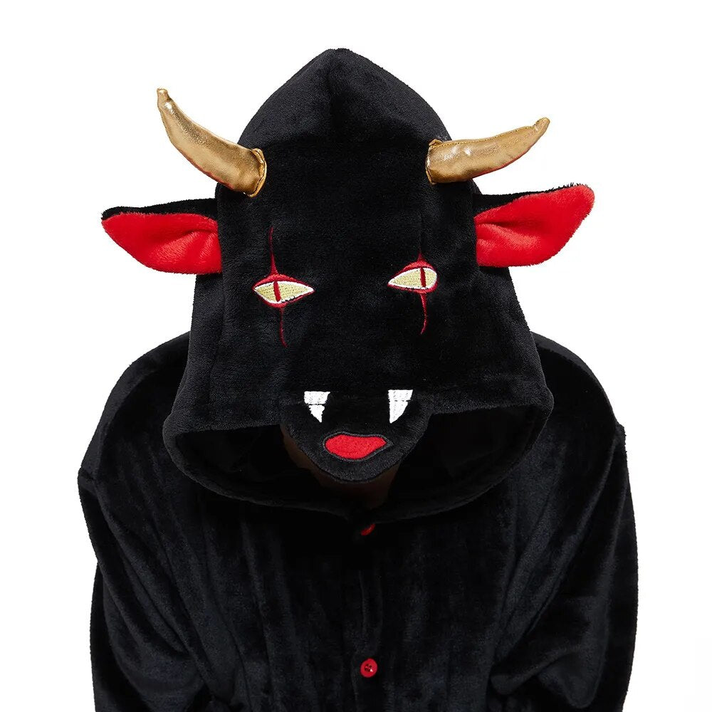 kigurumi diable pour adulte sur fond blanc en zoom sur la capuche