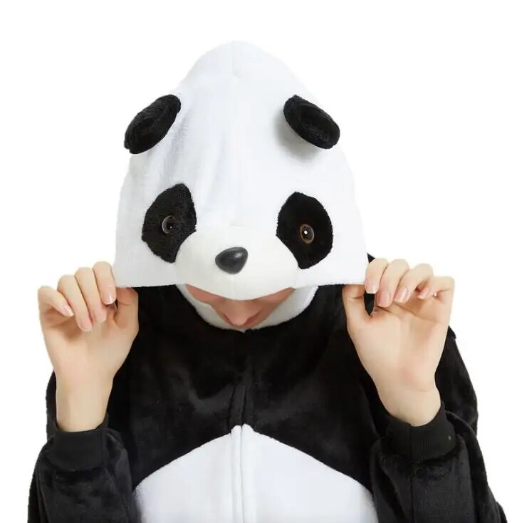 combinaison à capuche panda sur mannequin avec zoom sur la capuche