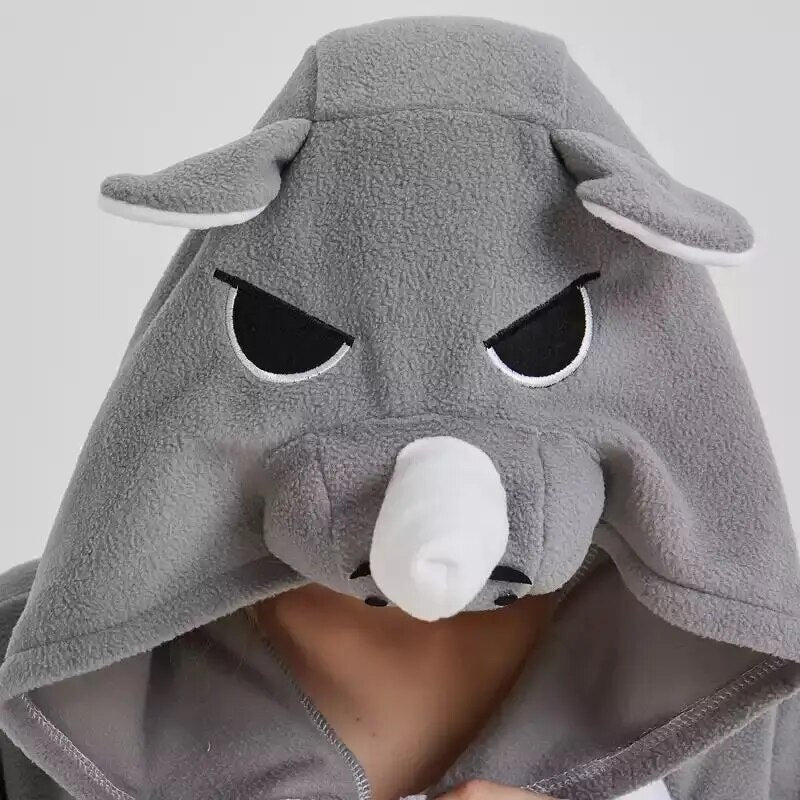 femme qui porte une combinaison pyjama rhinocéros sur fond blanc avec zoom sur capuche