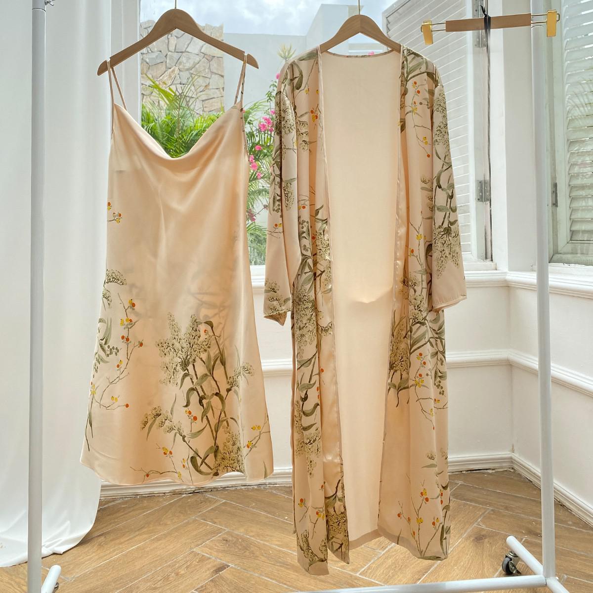 photo d'un Ensemble Pyjama Kimono et Nuisette en Satin champagne avec motif floral doré