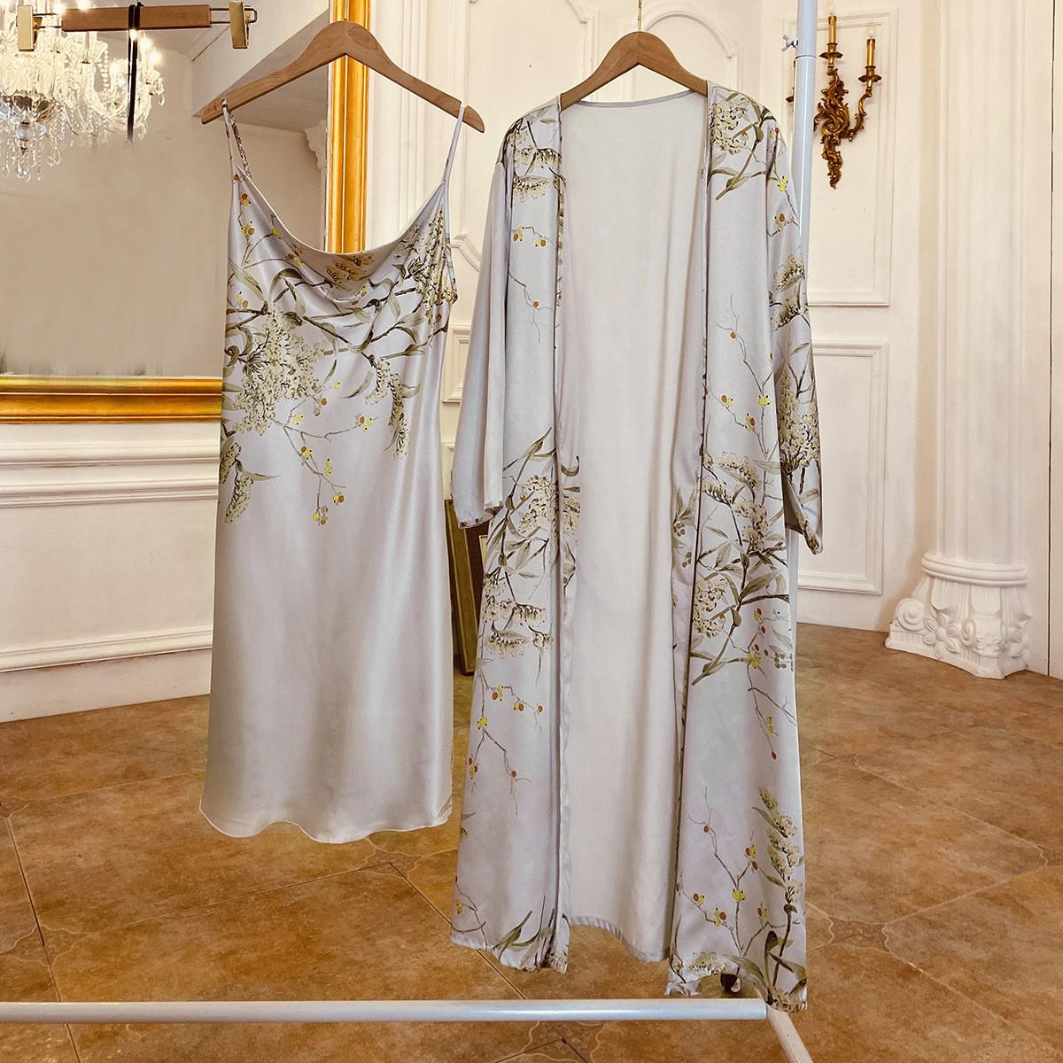 photo d'un Ensemble Pyjama Kimono et Nuisette en Satin gris clair avec motif floral doré