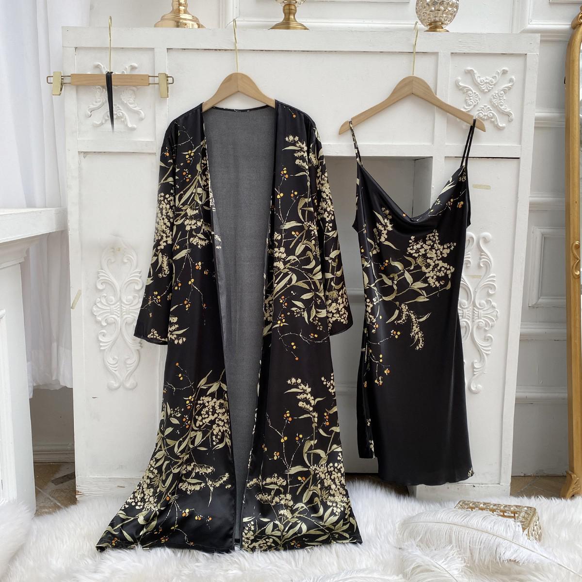 photo d'un Ensemble Pyjama Kimono et Nuisette en Satin noir avec motif floral doré