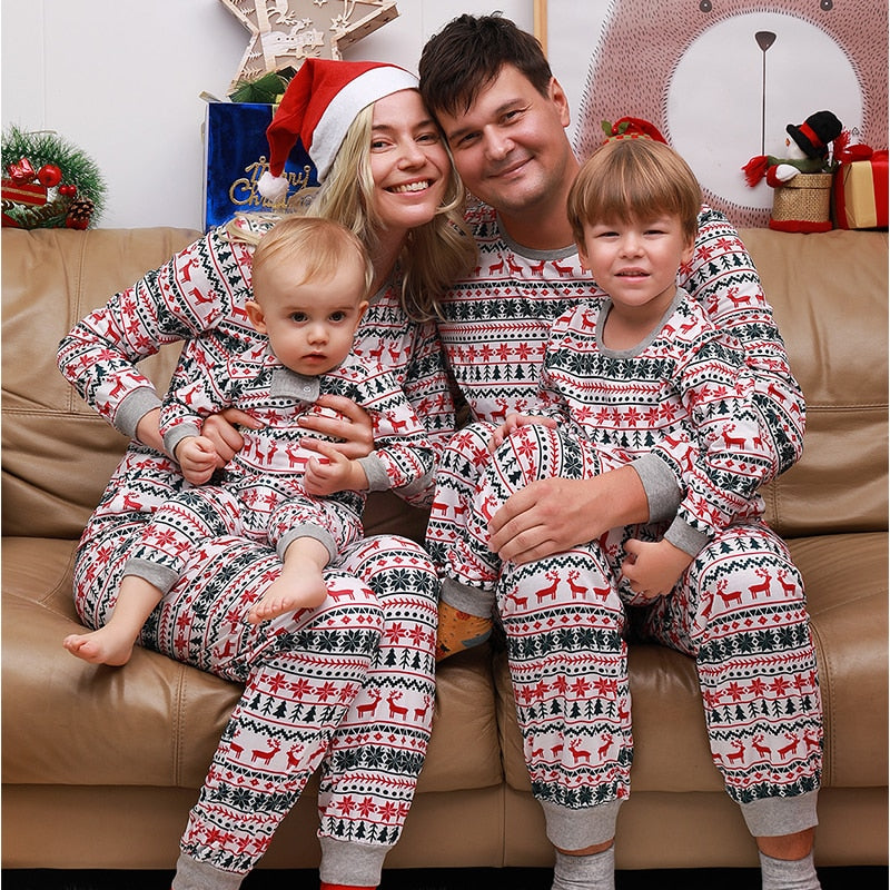 Famille qui porte un pyjama de noel assortis