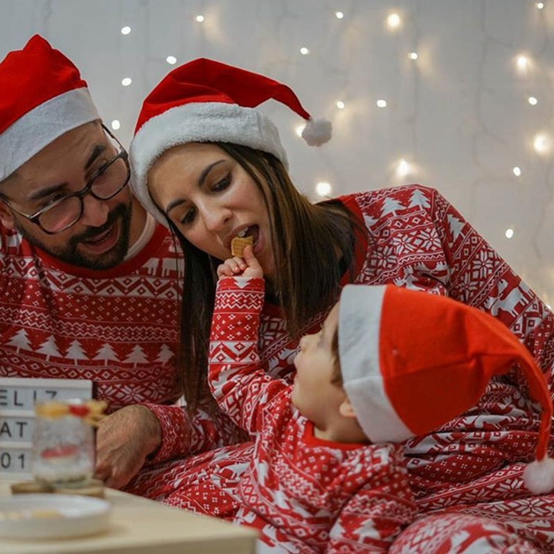 famille de 3 en pyjama de noel 