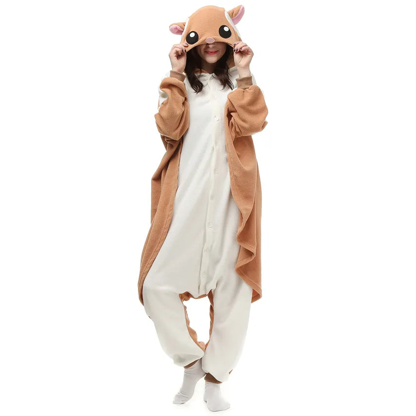 femme qui porte une combinaison kigurumi écureuil volant sur un fond blanc 