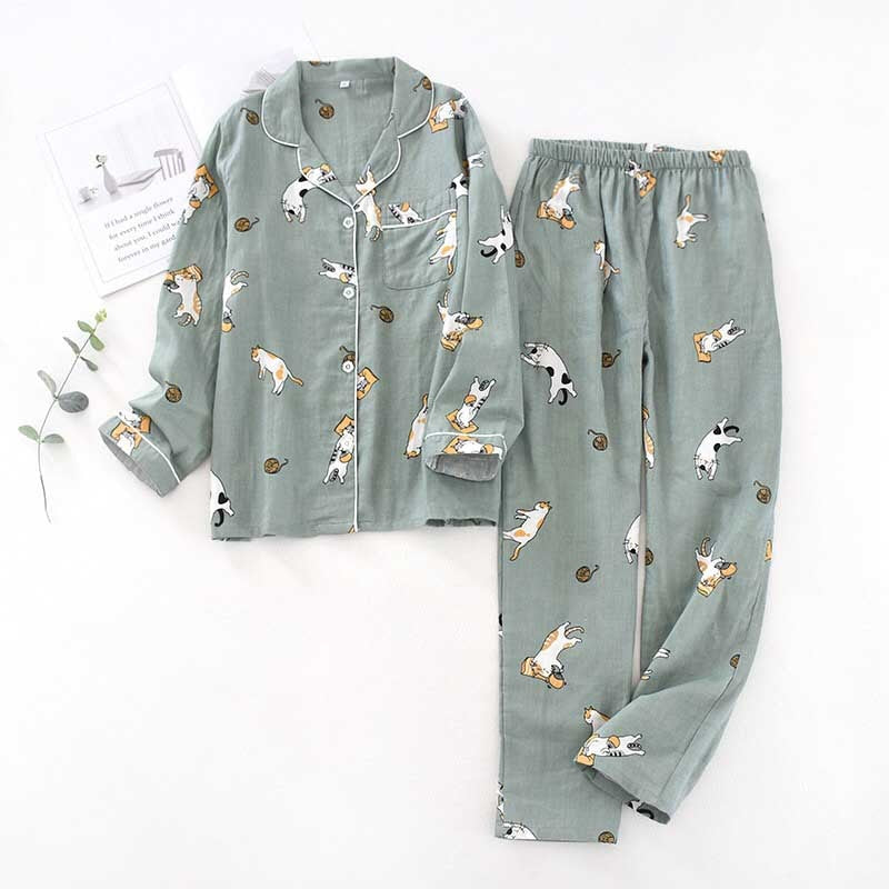 ensemble pyjamas motifs chat en vert pour femme sur fond blanc