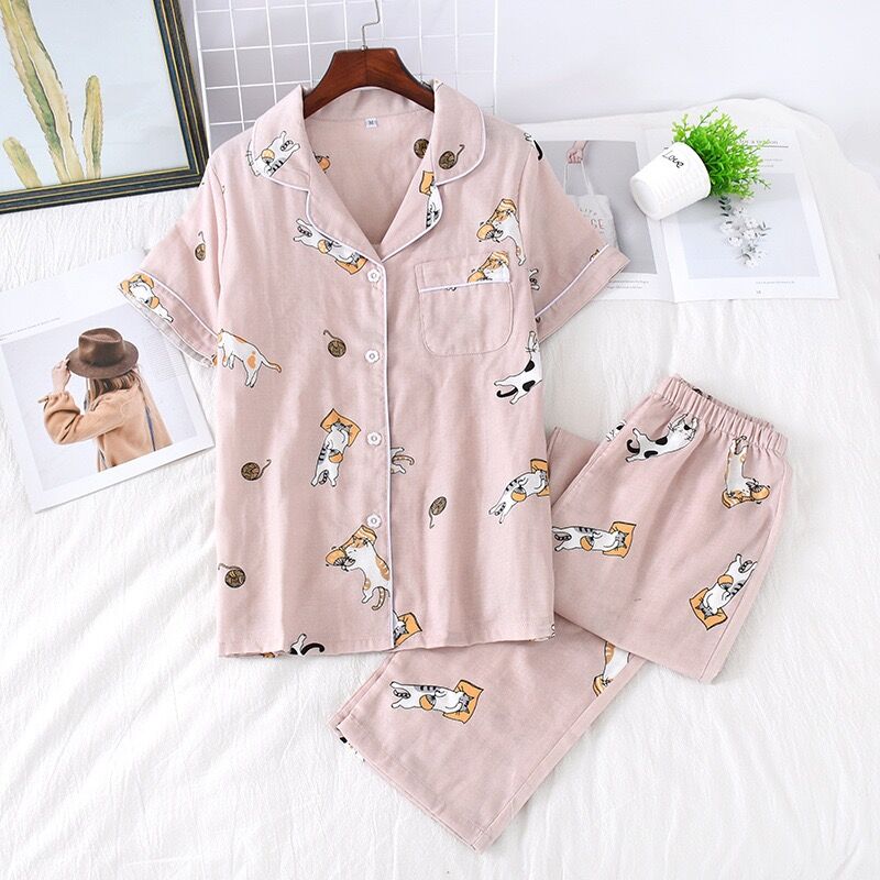 ensemble pyjamas motifs chat à manche courte pour femme sur fond blanc