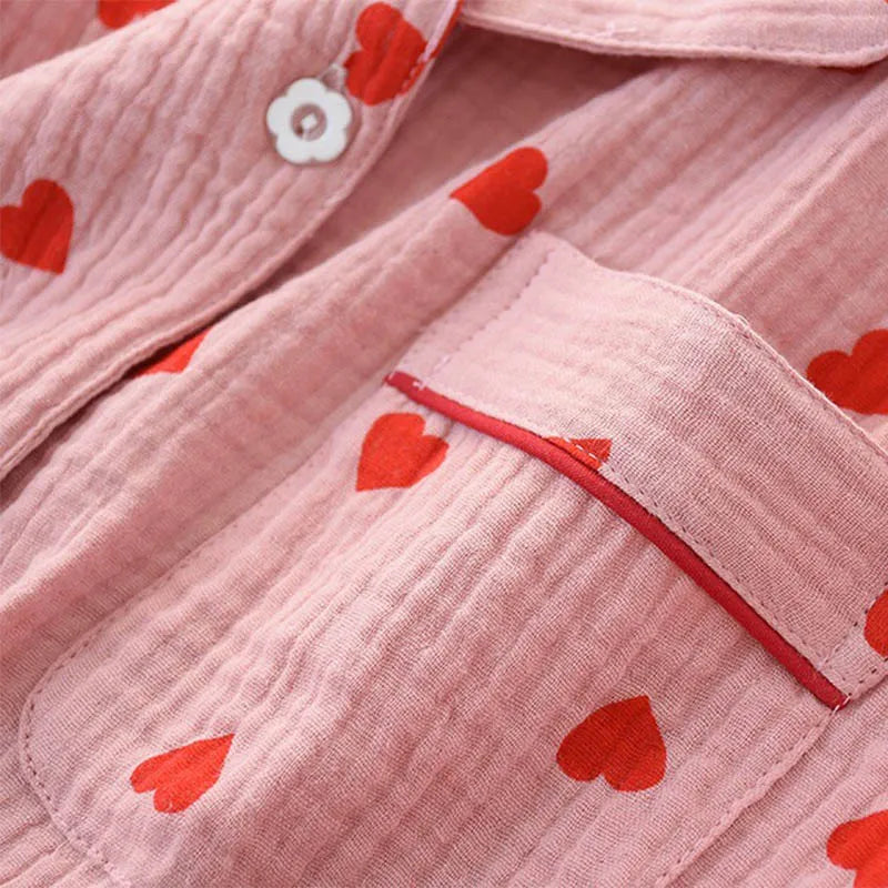 ensemble pyjama à motif coeur  avec zoom de près