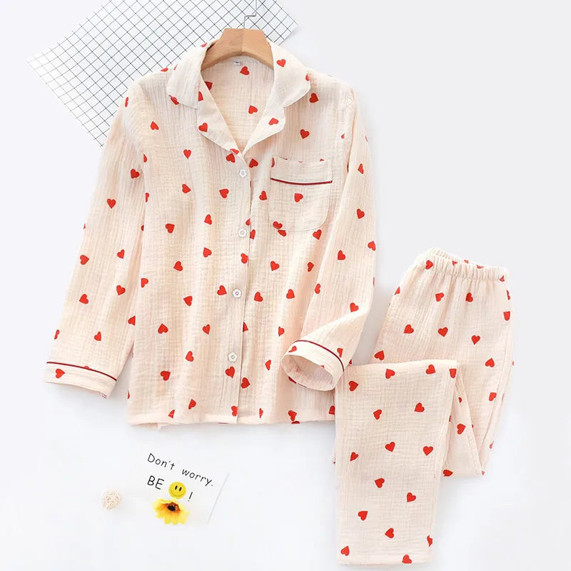 ensemble pyjama à motifs coeur sur fond blanc