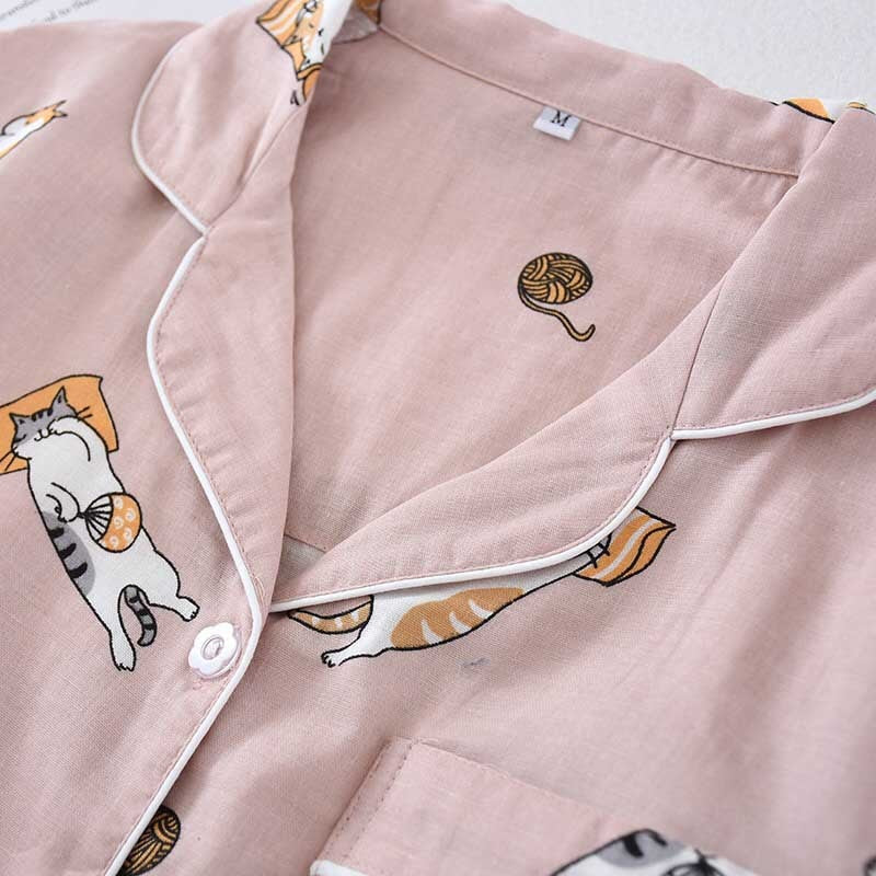 ensemble pyjamas motifs chat pour femme sur fond blanc zoomé