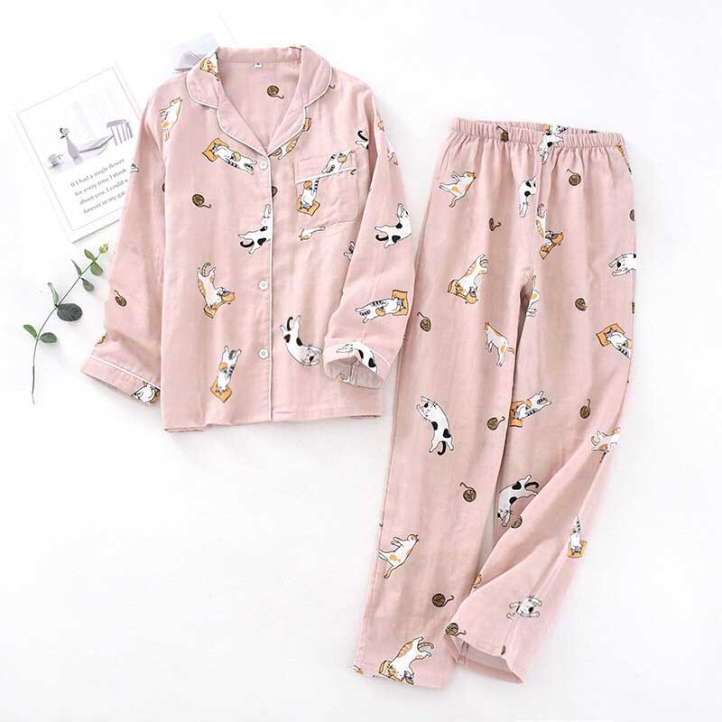 ensemble pyjamas motifs chat pour femme rose sur fond blanc