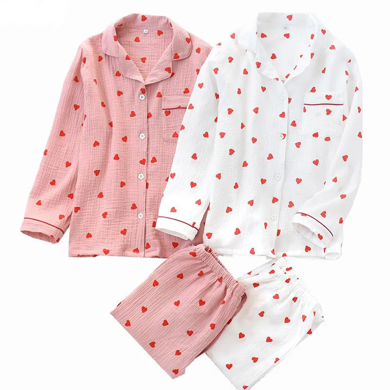 Deux pyjamas à motifs coeur sur fond blanc