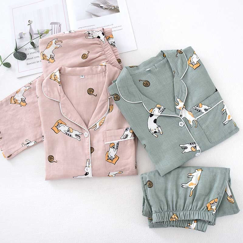 ensemble pyjamas motifs chat pour femme sur fond blanc pliés