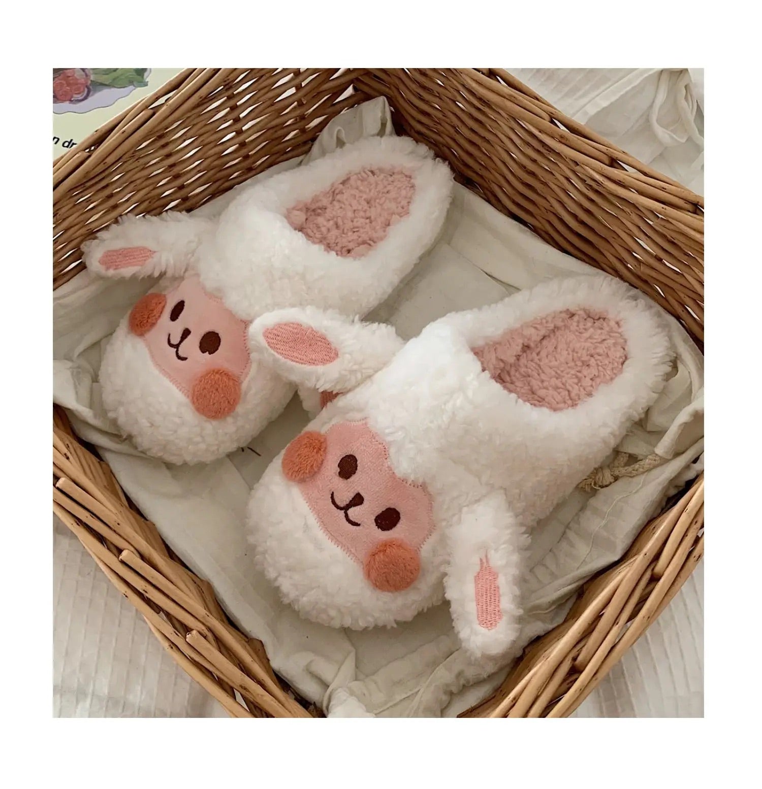 Pantoufles en Peluche Mouton blanches dans un panier en osier