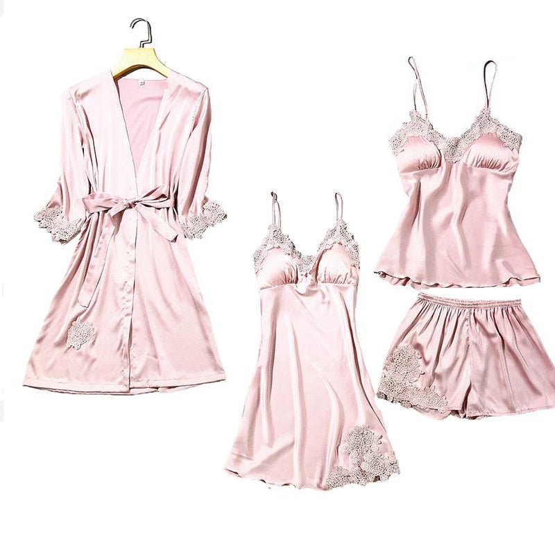 Ensemble de pyjama effet satin pour femme sur un fond blanc 