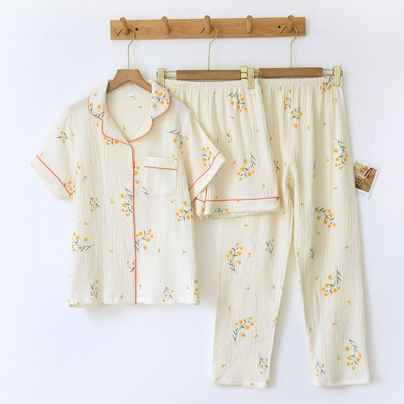 ensemble 3 pièces d'un pyjama fleuri pour femme sur fond blanc sur ceintres