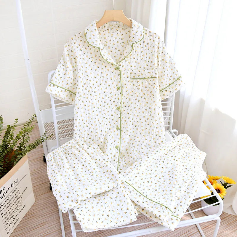 ensemble pyjama 3 pièces pour femme à motifs petites fleurs sur fond blanc pliés