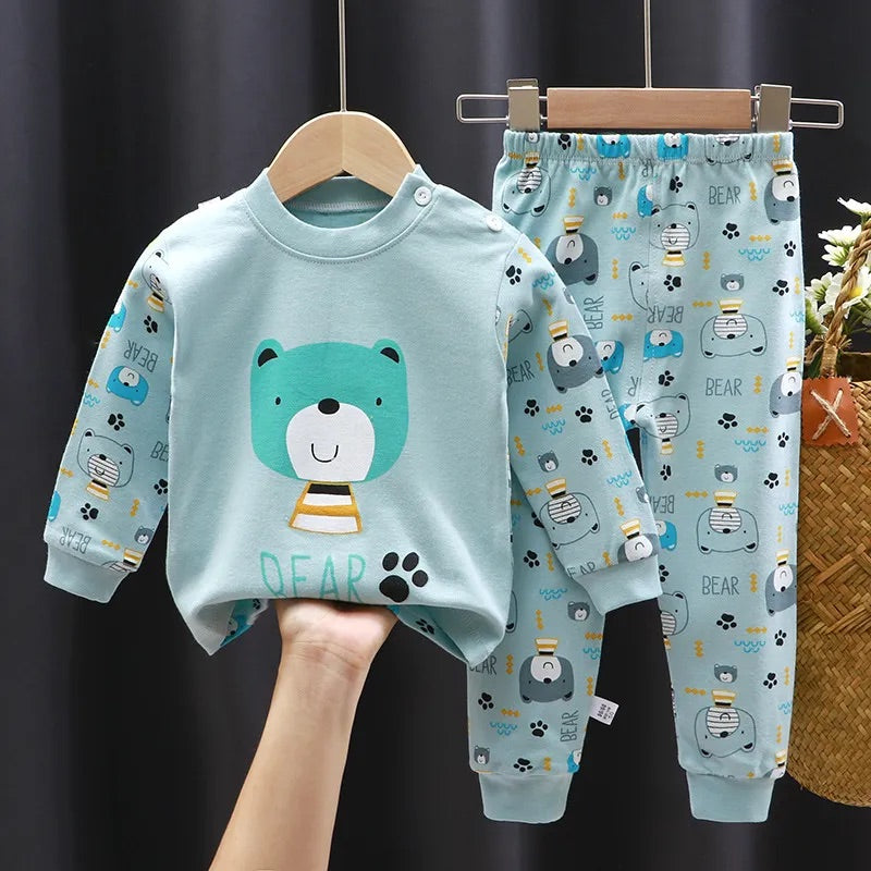 Pyjama Ourson pour Bébé/Enfant bleu clair avec un ourson bleu au centre du haut de pyjama et plusieurs petits motifs d'ourson sur le pantalon 