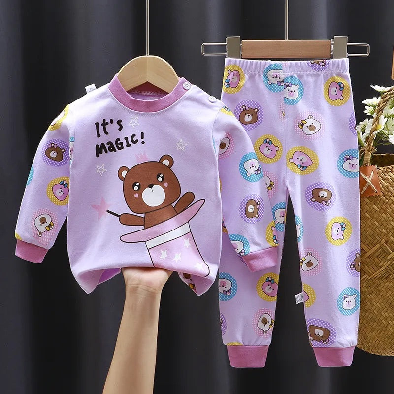 Pyjama Ourson pour Bébé/Enfant violet avec un motif d'ours brun mignon qui sors d'un chapeau de magie avec une baguette magique à la main 