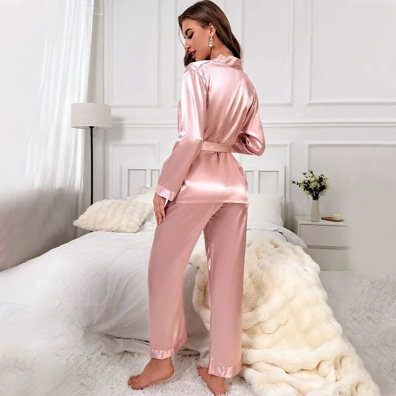 photo de dos d'une femme portant un Pyjama Satiné rose debout sur un lit 