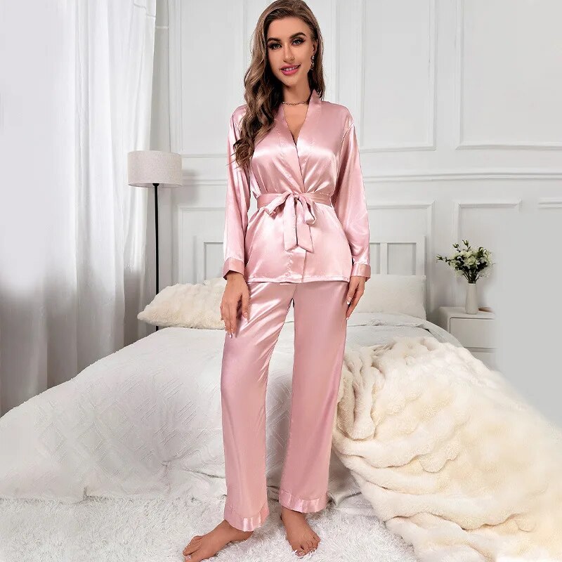 photo d'une femme portant un Pyjama Satiné rose debout devant un lit 