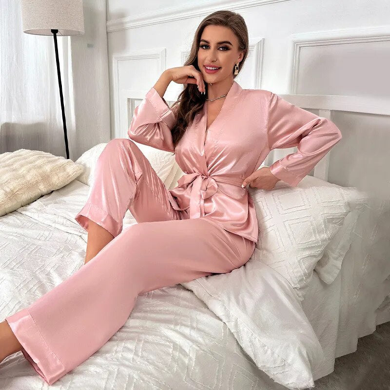 photo photo d'une femme portant un Pyjama Satiné rose assise sur un lit