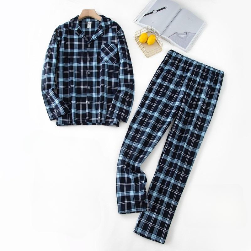 ensemble pyjama à carreaux sur fond blanc de couleur noir et bleu