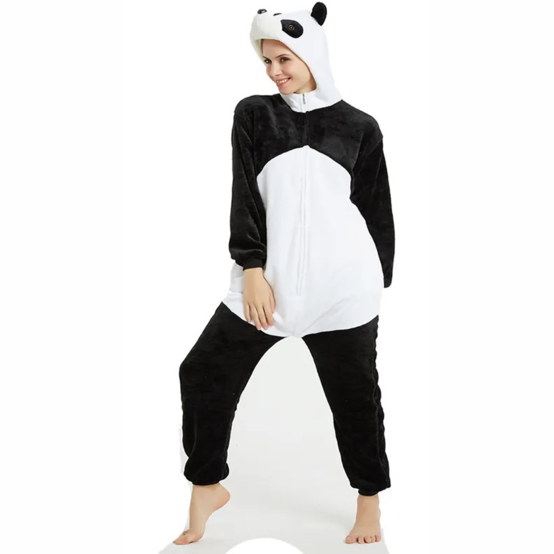 femme qui porte un Pyjama kigurumi combinaison panda