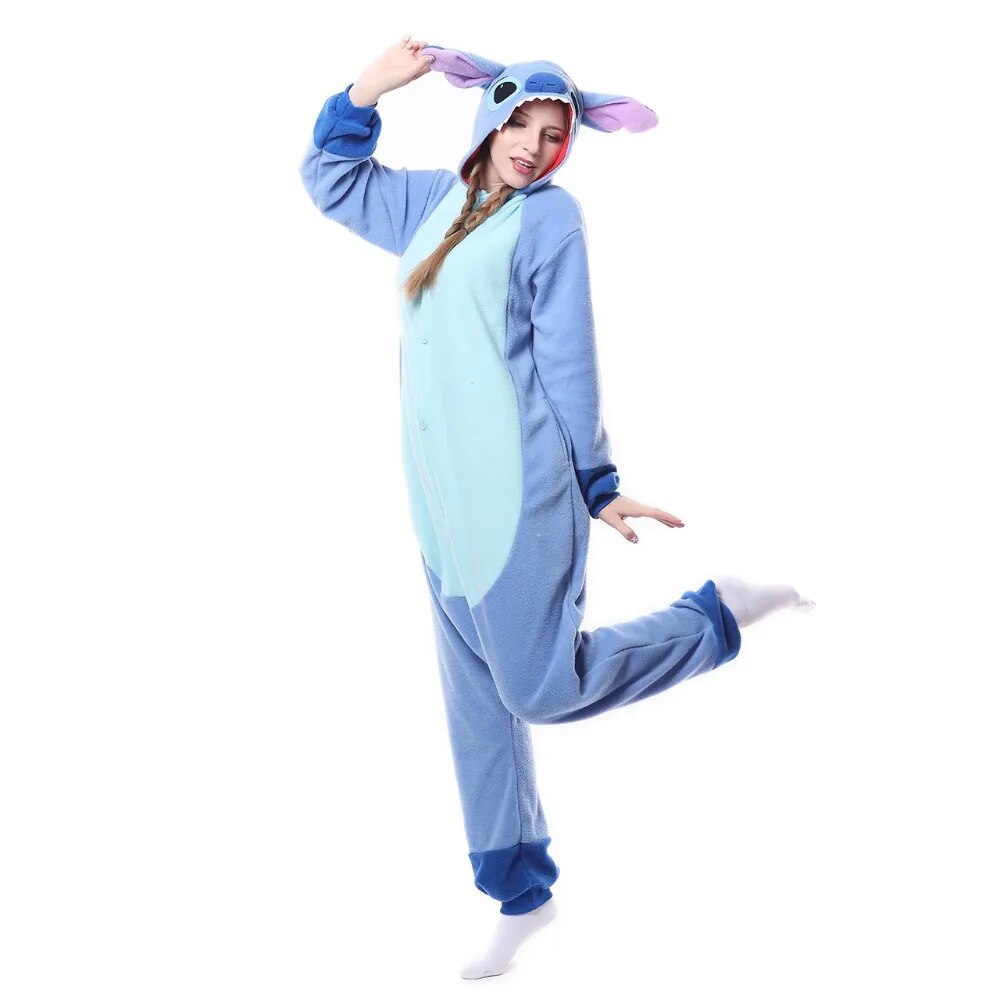 femme portant un pyjama kigurumi de stitch