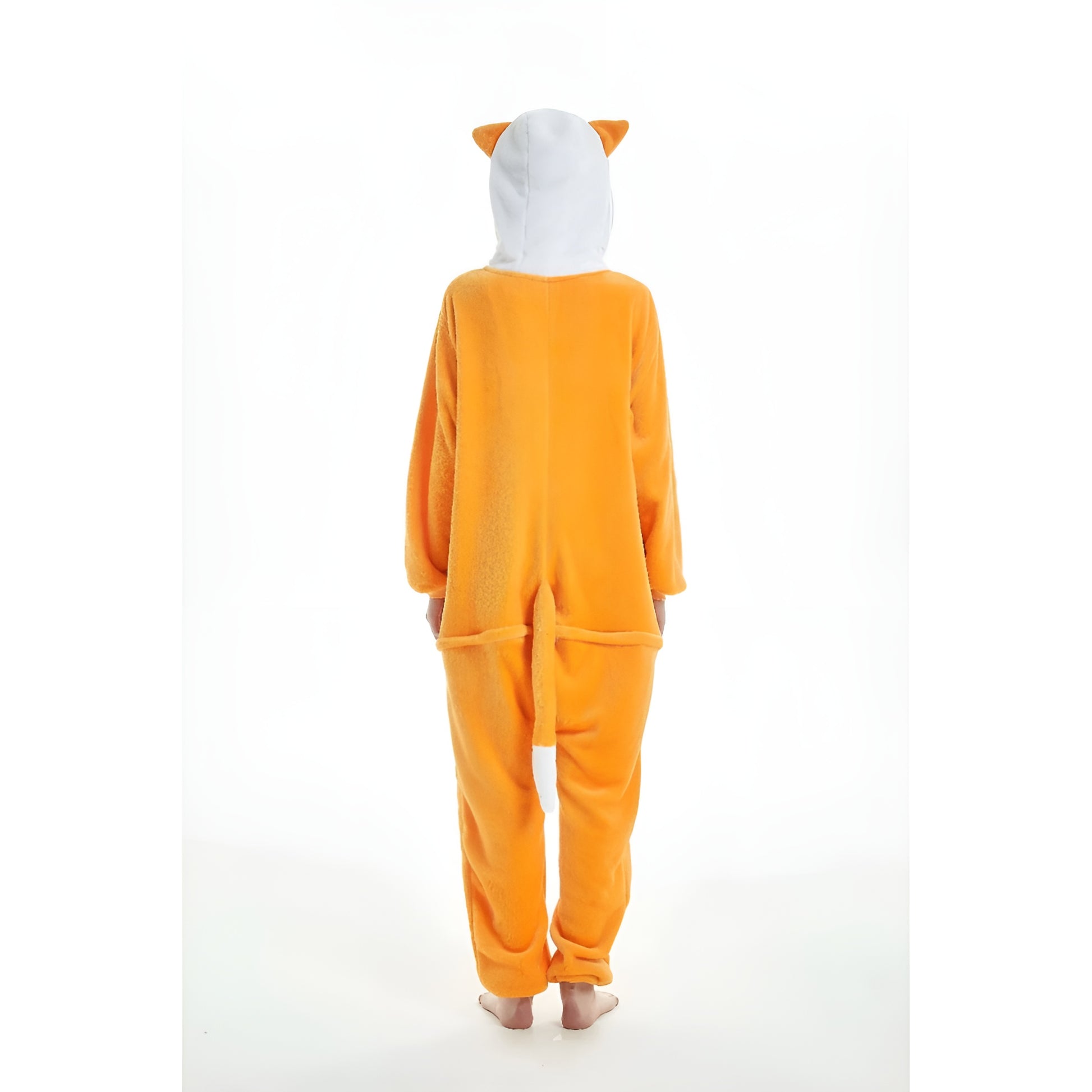 une personne portant un pyjama kigurumi renard 