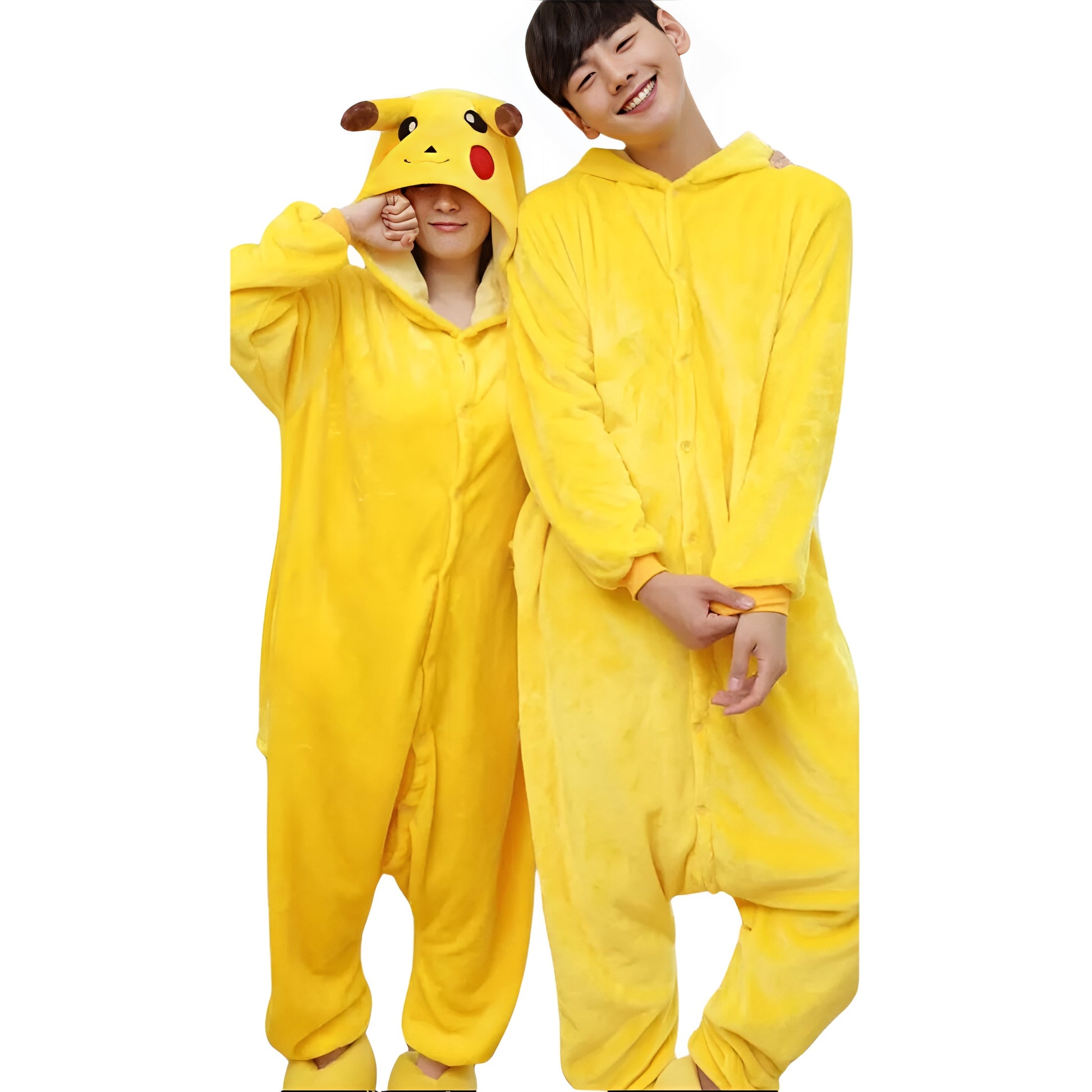 un homme et une femme portant des Pyjamas kigurumi style pikachu