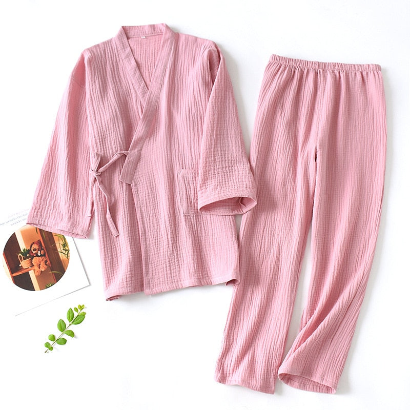 pyjama kimono rose sur fond blanc