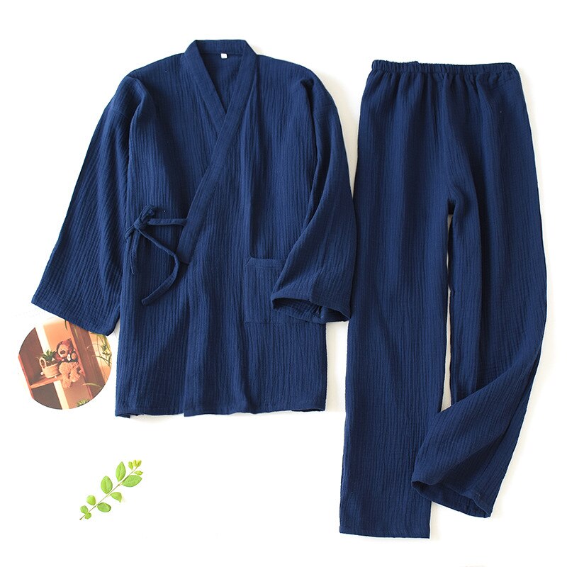 pyjama kimono bleu sur fond blanc