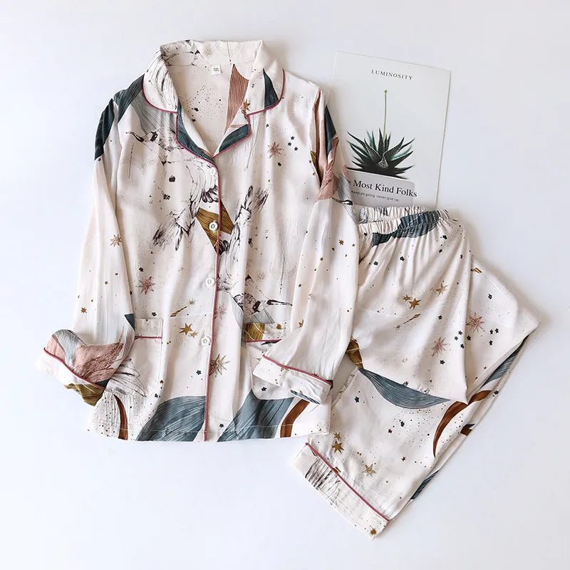 ensemble pyjama avec fleurs et oiseaux sur un fond blanc