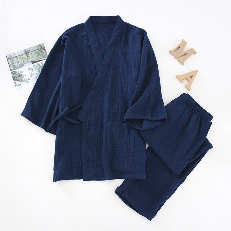 pyjama kimono bleu foncé sur fond blanc