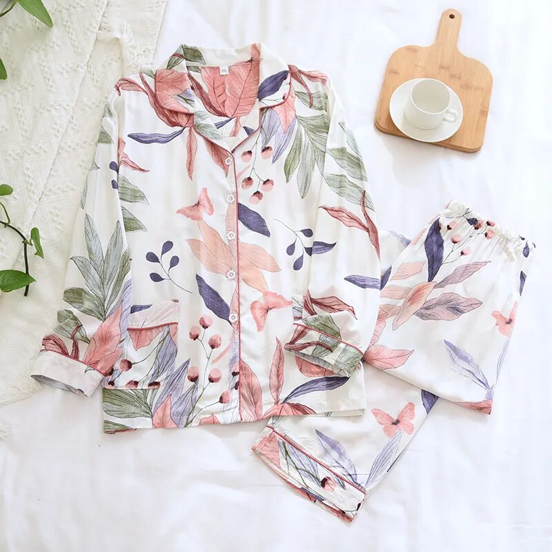 ensemble pyjama avec fleurs, papillons et feuilles sur un fond blanc