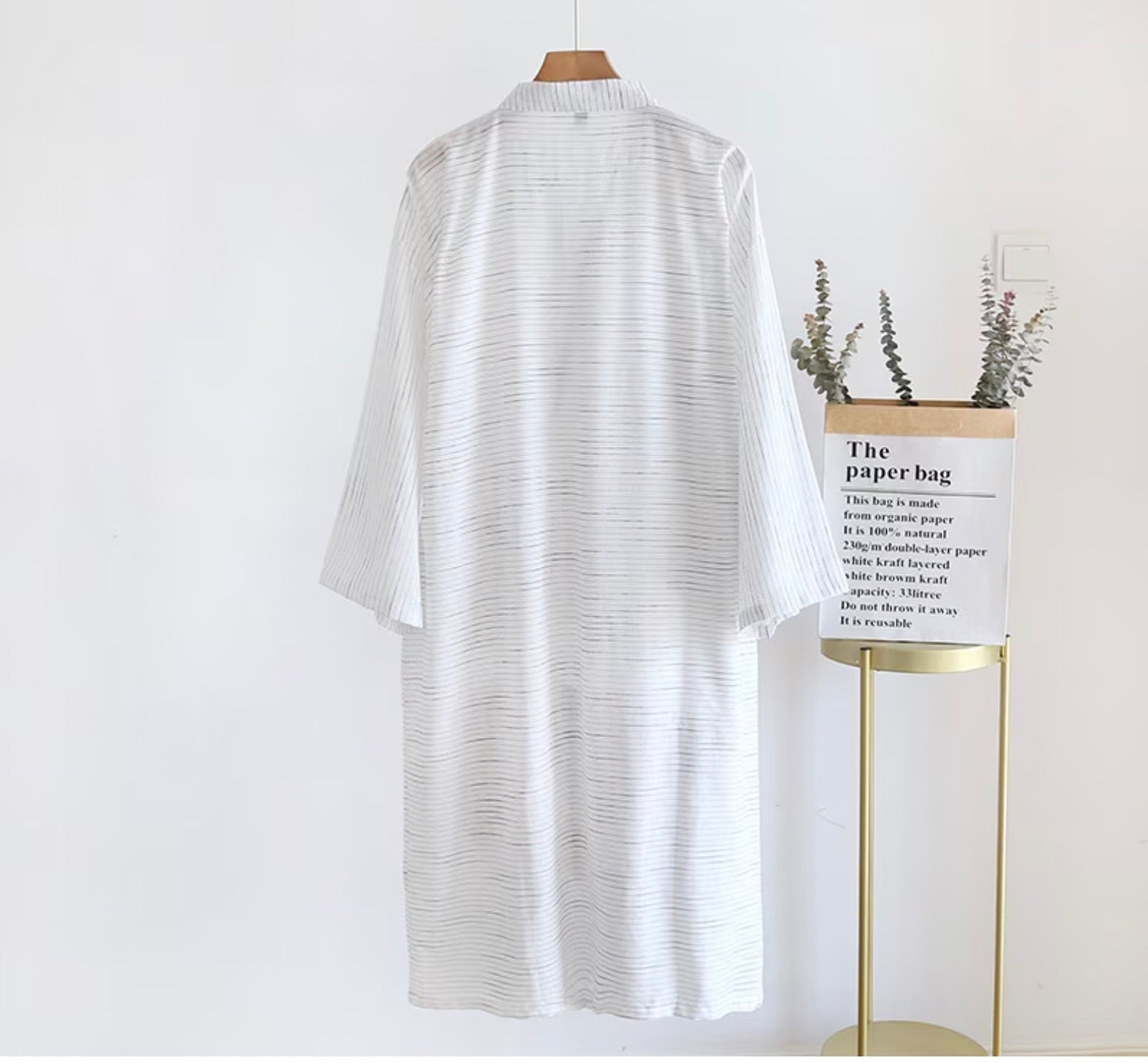 l'arrière d'une chemise de nuit kimono en coton pour homme blanc