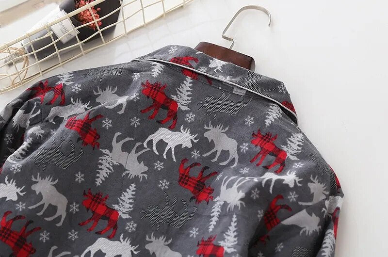 zoom sur le col arrière d'un  pyjama de noel à motifs de rennes, flocons et sapins 