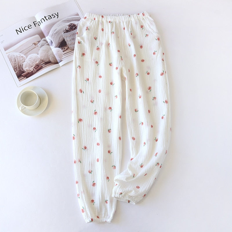 pantalon de pyjama blanc avec motif pêche sur fond blanc