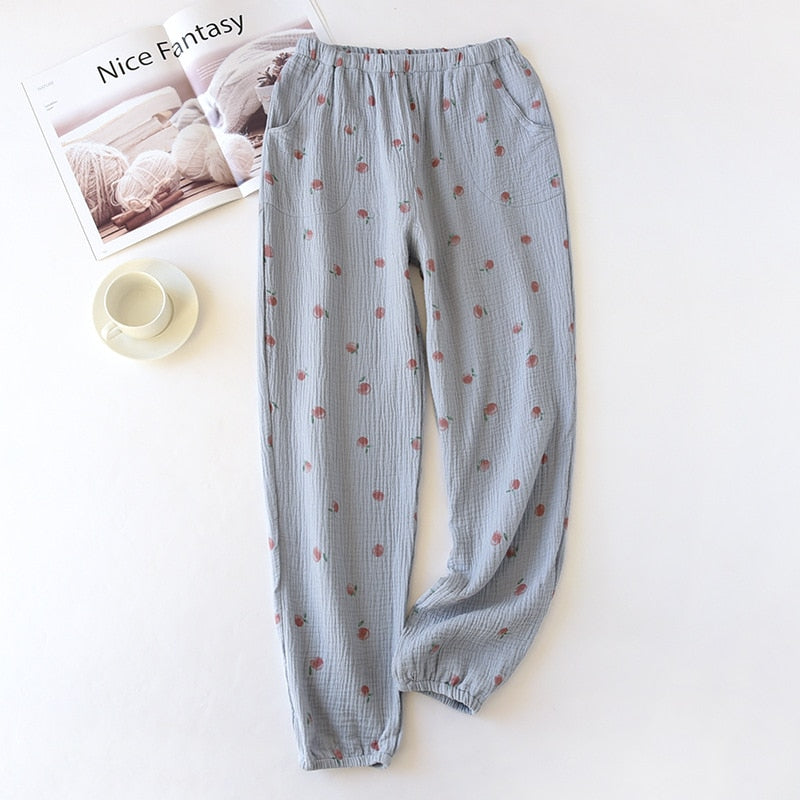 pantalon de pyjama bleu avec motif pêche sur fond blanc