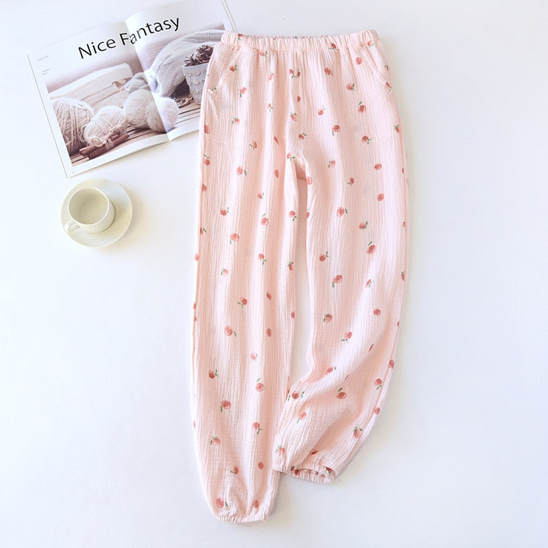 pantalon de pyjama rose avec motif pêche sur fond blanc