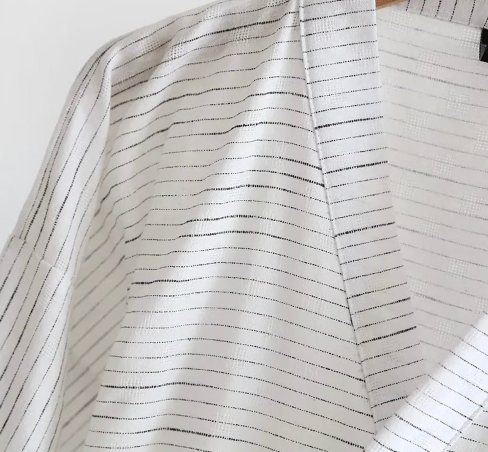 le col d'une chemise de nuit kimono en coton pour homme blanc