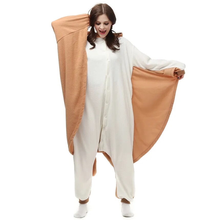 femme qui porte une combinaison kigurumi écureuil volant sur un fond blanc de façon amusante