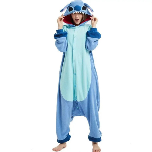 femme portant un pyjama kigurumi de stitch