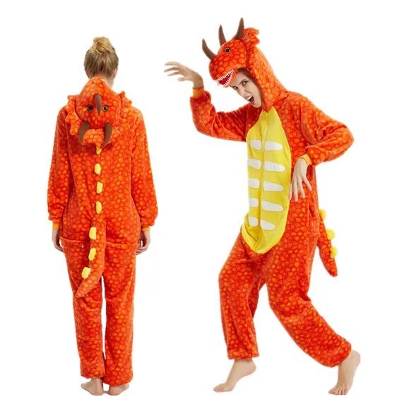 2 photos d'une femme portant une combinaison pyjama dinosaure orange 