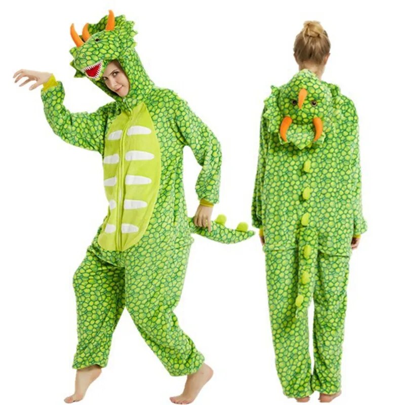 2 photos d'une femme portant une combinaison pyjama dinosaure vert clair 