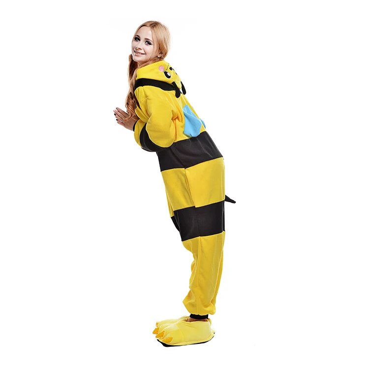 photo d'une femme portant une combinaison pyjama kigurumi abeille