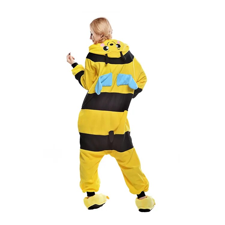 photo d'une femme portant une combinaison pyjama kigurumi abeille